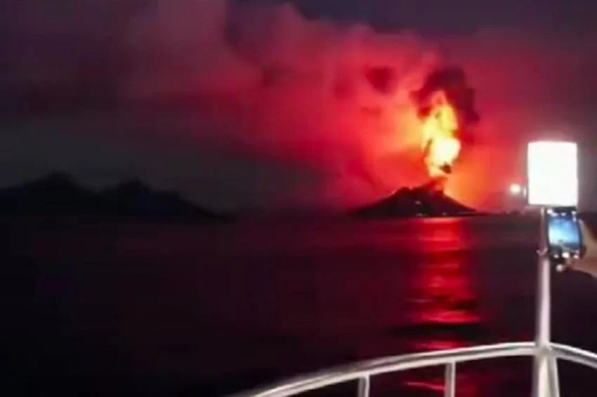 Letusan Gunung Anak Krakatau Disertai Semburan Api Merah, Hoaks Buatan AI