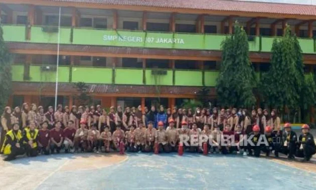 Mahasiswa K3 FKM UI Bekali Siswa SMP Negeri 107 untuk Hadapi Kebakaran Mahasiswa K3 FKM UI Bekali Siswa SMP Negeri 107 untuk Hadapi Kebakaran