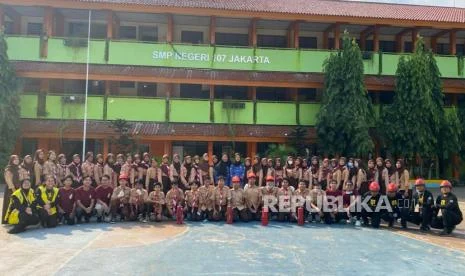 Mahasiswa K3 FKM UI Bekali Siswa SMP Negeri 107 untuk Hadapi Kebakaran
