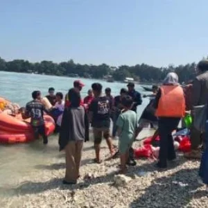 Mesin Kapal Mati, 150 Penumpang KM Makmur Jaya Dievakuasi dari Perairan Pulau Pari