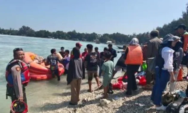 Mesin Kapal Mati, 150 Penumpang KM Makmur Jaya Dievakuasi dari Perairan Pulau Pari