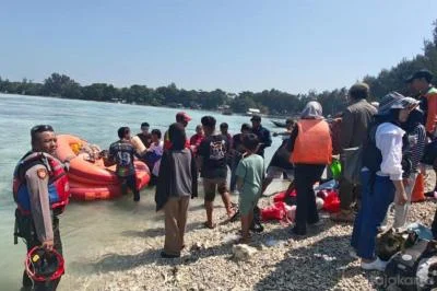 Mesin Kapal Mati, 150 Penumpang KM Makmur Jaya Dievakuasi dari Perairan Pulau Pari