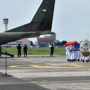 Pangkogabwilhan Pimpin Penyerahan Jenazah Pilot Amerika Tewas di Papua dengan Penghormatan Militer