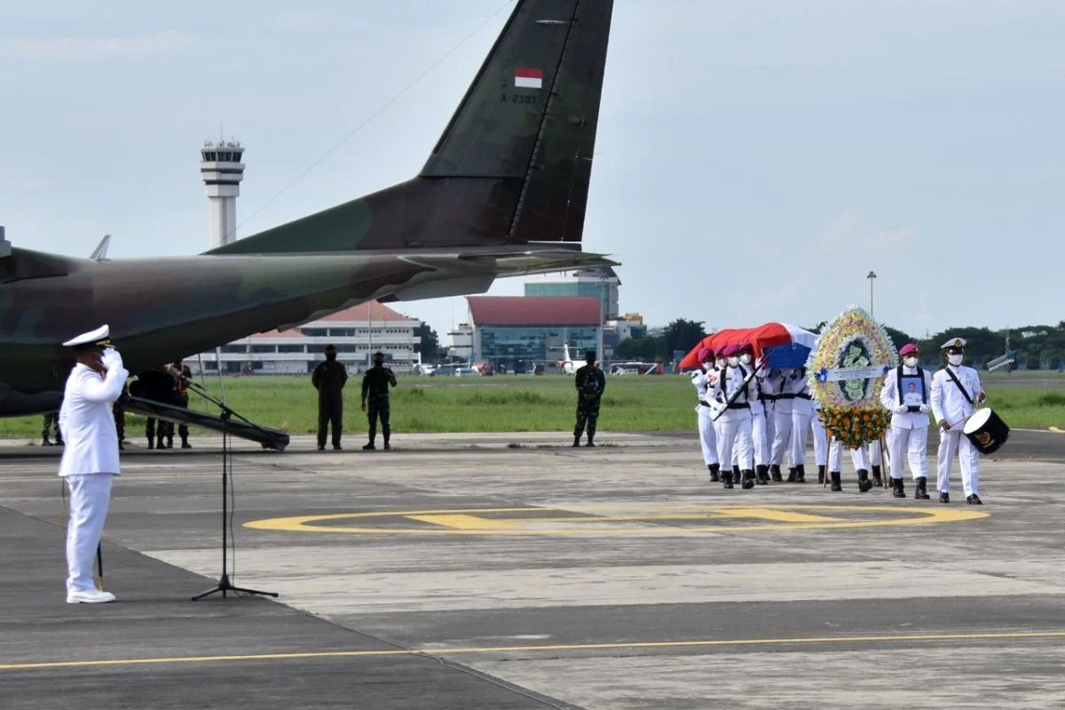 Pangkogabwilhan Pimpin Penyerahan Jenazah Pilot Amerika Tewas di Papua dengan Penghormatan Militer
