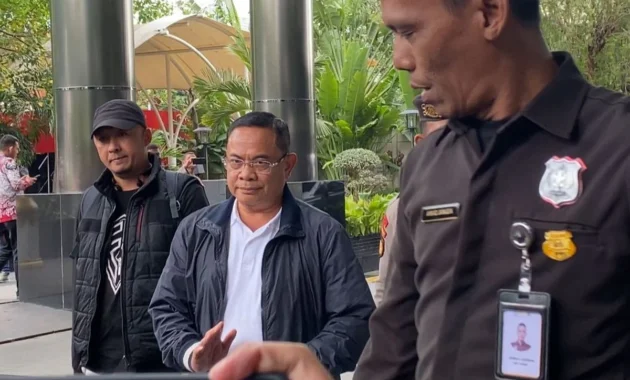 Penampakan Bupati Kuantan Singingi Suhardiman Amby Kenakan Rompi Tahanan Usai Kabur Saat OTT KPK