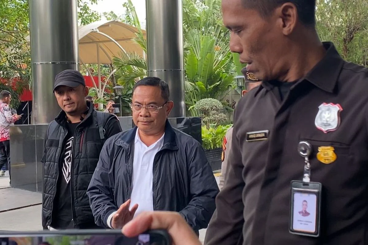 Penampakan Bupati Kuantan Singingi Suhardiman Amby Kenakan Rompi Tahanan Usai Kabur Saat OTT KPK