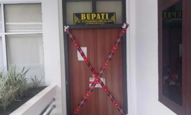 Plt Bupati Kuansing Riau Tetap Bekerja Meskipun Ruangan Disegel KPK Plt Bupati Kuansing Riau Tetap Bekerja Meskipun Ruangan Disegel KPK