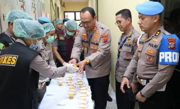 Polda Sumbar Komitmen Bersihkan Anggota dari Narkoba, Tes Urine Acak Digelar Polda Sumbar Komitmen Bersihkan Anggota dari Narkoba, Tes Urine Acak Digelar