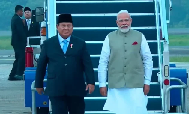 Prabowo Sambut Ketibaan PM India Narendra Modi di Halim Perdanakusuma Prabowo Sambut Ketibaan PM India Narendra Modi di Halim Perdanakusuma