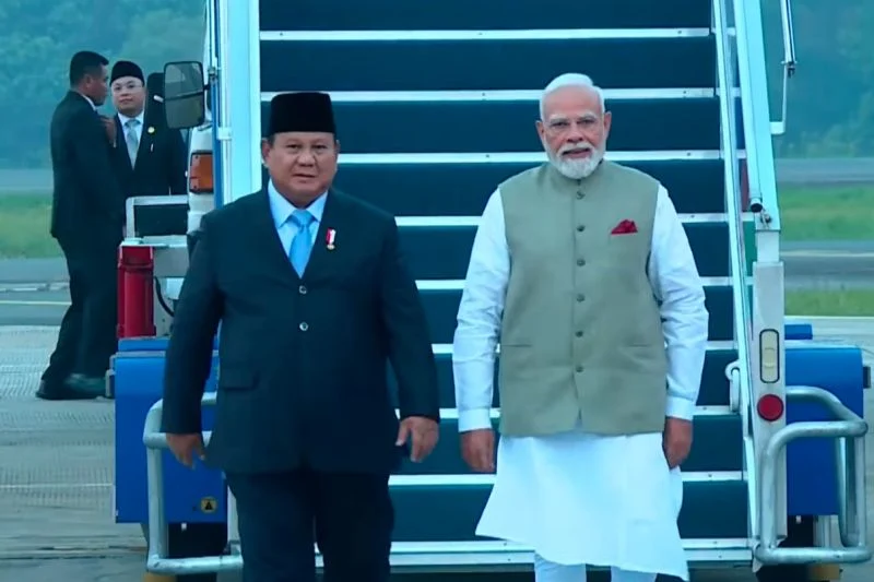 Prabowo Sambut Ketibaan PM India Narendra Modi di Halim Perdanakusuma