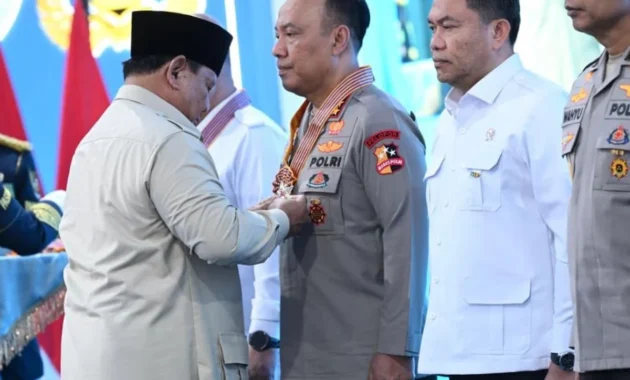 Presiden Prabowo Beri Tanda Kehormatan ke Satker dan Polda, 6 Polisi Diganjar Bintang Presiden Prabowo Beri Tanda Kehormatan ke Satker dan Polda, 6 Polisi Diganjar Bintang