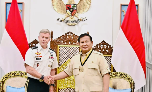 Presiden Prabowo Terima Medali Loka Praja Samrakshana, Tiga Purnawirawan Polri Dapat Pangkat Kehormatan Presiden Prabowo Terima Medali Loka Praja Samrakshana, Tiga Purnawirawan Polri Dapat Pangkat Kehormatan