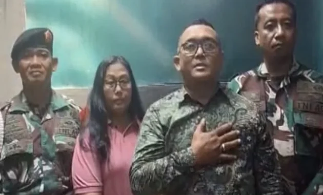 Pria Melewati Trotoar di Depok Minta Maaf Setelah Ditegur Pria Melewati Trotoar di Depok Minta Maaf Setelah Ditegur