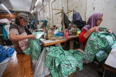 Produksi Seragam Sekolah Naik Jelang Dimulainya Tahun Ajaran Baru