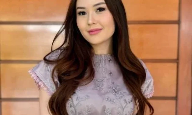 Profil dan Potret Cantik Sarah Gibson yang Bongkar Perselingkuhan Suami Profil dan Potret Cantik Sarah Gibson yang Bongkar Perselingkuhan Suami