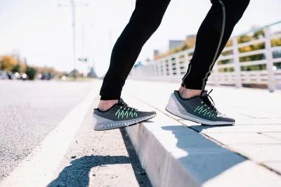 Rekomendasi Sepatu Lari Brand Lokal, Kualitas Jempolan dan Harga Ramah di Kantong