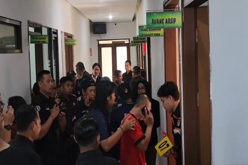 Rekonstruksi Kasus Penganiayaan YTR: Taufik Hidayat Peragakan Pukul Pakai Golok dan Sundut Korban