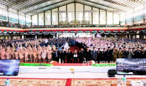 Reuni Akbar Alumni Gontor Putri: 5.830 Alumni Berkumpul, KH Hasan Sahal Sampaikan Pesan Pendidikan