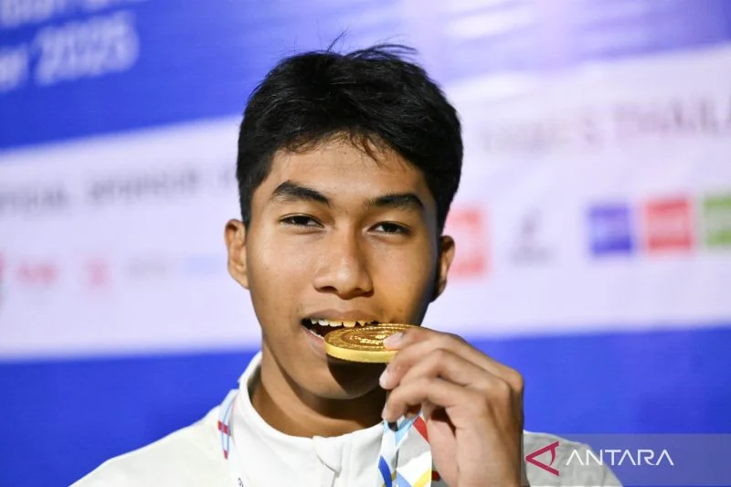 Robby Desak Sabet Perak Estafet Campuran World Climbing Series Krakow