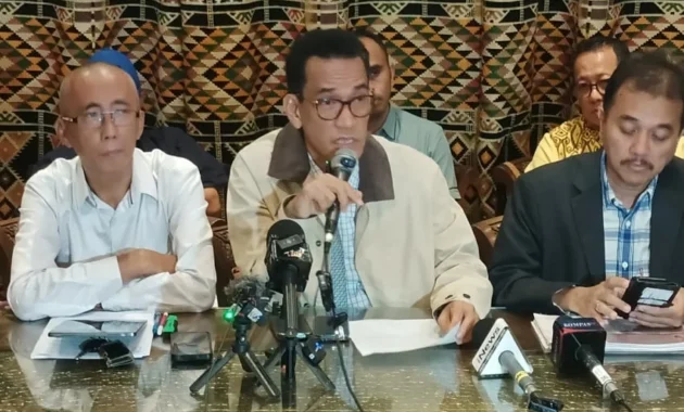 Roy Suryo Ajukan Praperadilan Terkait Penetapan Tersangka Kasus Fitnah Ijazah Jokowi Roy Suryo Ajukan Praperadilan Terkait Penetapan Tersangka Kasus Fitnah Ijazah Jokowi
