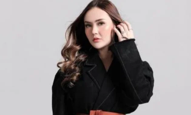 Sarah Gibson Pilih Bercerai Usai Bongkar Perselingkuhan Suami Sarah Gibson Pilih Bercerai Usai Bongkar Perselingkuhan Suami