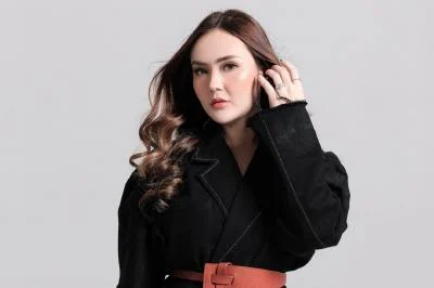 Sarah Gibson Pilih Bercerai Usai Bongkar Perselingkuhan Suami