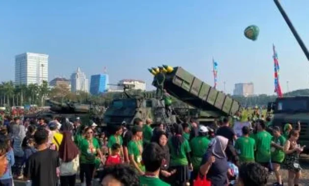 Tank Tempur Leopard hingga Rudal Astros Kostrad TNI Berjejer di Monas