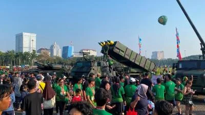 Tank Tempur Leopard hingga Rudal Astros Kostrad TNI Berjejer di Monas
