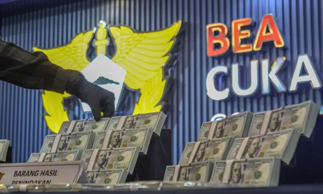 Tiga Pejabat Bea Cukai Didakwa Terima Suap dan Gratifikasi Rp 78,8 Miliar Tiga Pejabat Bea Cukai Didakwa Terima Suap dan Gratifikasi Rp 78,8 Miliar