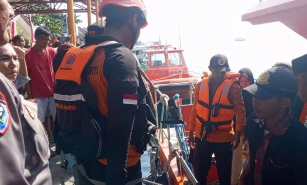 Tim Gabungan Evakuasi 150 Penumpang Kapal Rusak dari Perairan Pulau Pari