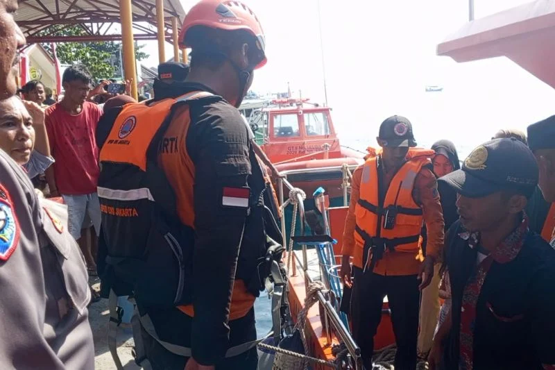 Tim Gabungan Evakuasi 150 Penumpang Kapal Rusak dari Perairan Pulau Pari