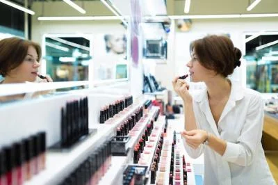 Tips Aman Mencoba Tester Makeup di Mal, Jangan Asal Oles!