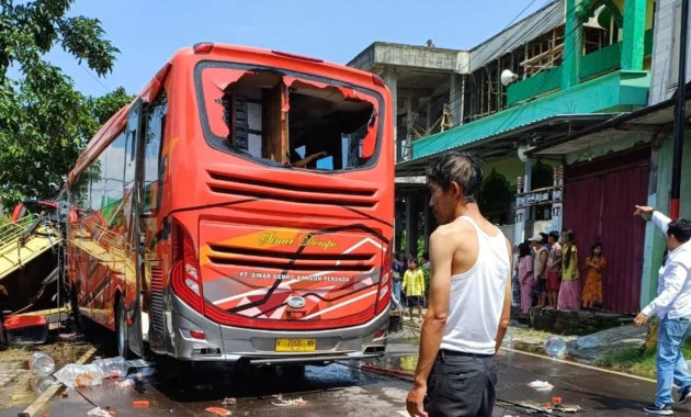 Tragedi di Akses Suramadu: Bus Pariwisata Tabrak Motor dan Truk, 2 Tewas Tragedi di Akses Suramadu: Bus Pariwisata Tabrak Motor dan Truk, 2 Tewas