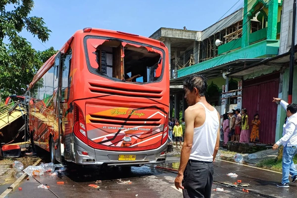Tragedi di Akses Suramadu: Bus Pariwisata Tabrak Motor dan Truk, 2 Tewas