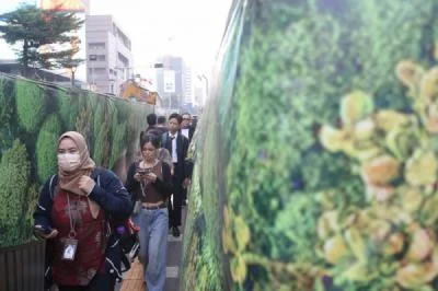 Trotoar Darurat Bundaran HI Disulap Menyerupai Labirin Taman