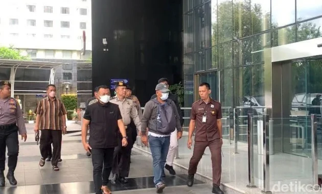 Usai Dicari saat OTT, Bupati dan Sekda Kuansing Menyerahkan Diri ke Gedung KPK Usai Dicari saat OTT, Bupati dan Sekda Kuansing Menyerahkan Diri ke Gedung KPK