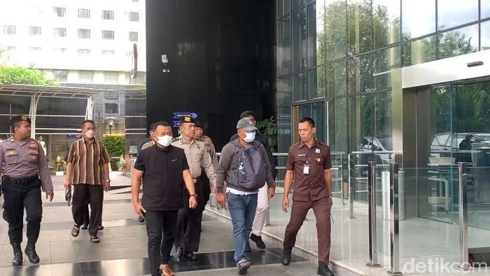 Usai Dicari saat OTT, Bupati dan Sekda Kuansing Menyerahkan Diri ke Gedung KPK