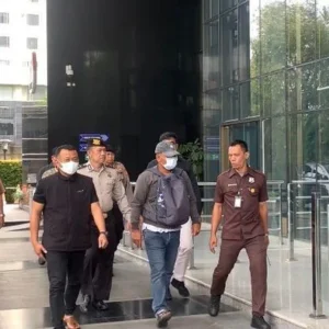 Usai Dicari saat OTT, Bupati dan Sekda Kuansing Menyerahkan Diri ke Gedung KPK
