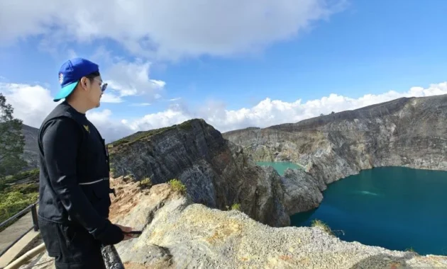 Wisatawan Diminta Jauhi Areal Kawah Gunung Kelimutu Meski Suhu Turun Wisatawan Diminta Jauhi Areal Kawah Gunung Kelimutu Meski Suhu Turun